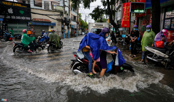 Dòng nước chảy mạnh khiến nhiều người đi xe máy qua khu vực này loạng choạng tay lái.