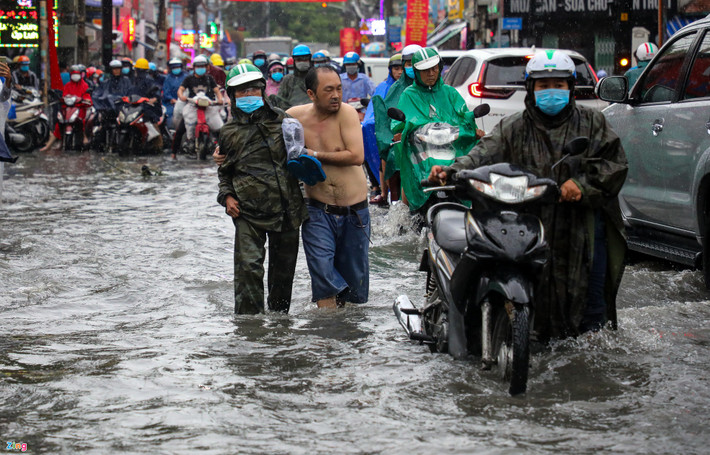 Giao thông đoạn Tô Ngọc Vân và Linh Đông rối loạn. Các phương tiện lưu thông khó khăn, phải nhích từng chút.