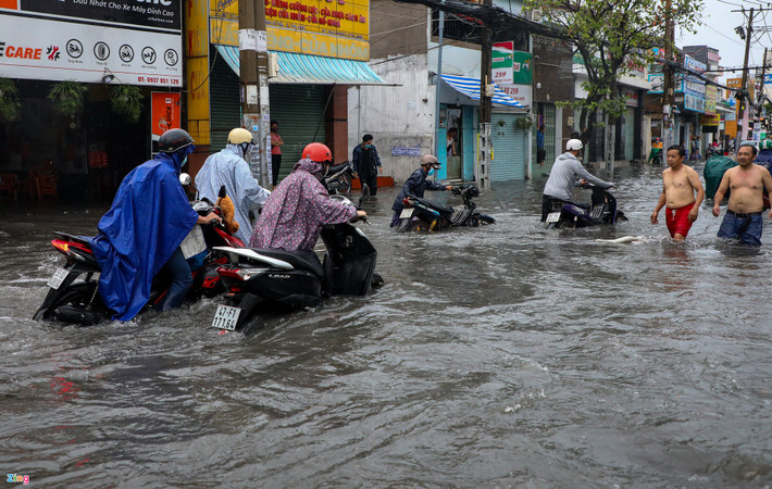 13h30, cơn mưa lớn kéo dài khoảng hơn một giờ khiến các tuyến đường như Võ Văn Ngân, Tô Ngọc Vân, Dương Văn Cam (TP Thủ Đức) ngập nặng.