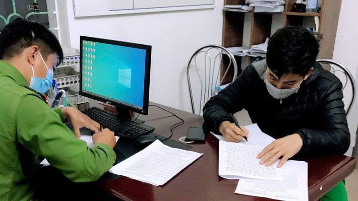 Phạt hành chính 7,5 triệu đồng F1 ra ngoài dạy lái xe:. Mặc dù đang là F1 cần phải cách ly tại nhà, nhưng anh N.K.T. (25 tuổi, trú tại xã Nguyễn Huệ, TX.Đông Triều) vẫn cố tình ra ngoài, dạy 2 người khác lái xe. Ngày 21/2/2021, Công an TX.Đông Triều (Quảng Ninh) đã ra quyết định xử phạt hành chính 7,5 triệu đồng đối với do anh này vi phạm quy định phòng chống dịch bệnh COVID-19.