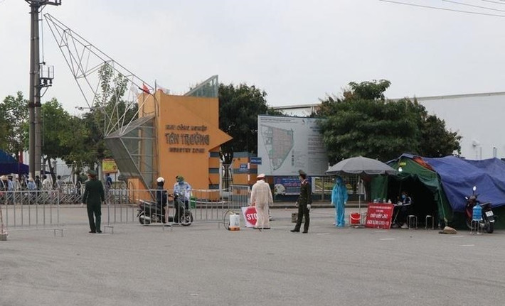 Buộc cách ly tập trung và xử phạt người trốn cách ly: Ngày 16/2/2021, Chủ tịch Ủy ban Nhân dân huyện Ninh Giang (Hải Dương), ông Nguyễn Đình Tranh ký quyết định xử phạt 15 triệu đồng và buộc phải đến khu cách ly tập trung đối với N.V.K, sinh năm 1997 vì trốn tránh việc áp dụng quyết định cách ly y tế. Mặc dù sai phạm của K. chưa đến mức xử lý hình sự, tuy nhiên đây cũng là bài học cho các trường hợp khác.