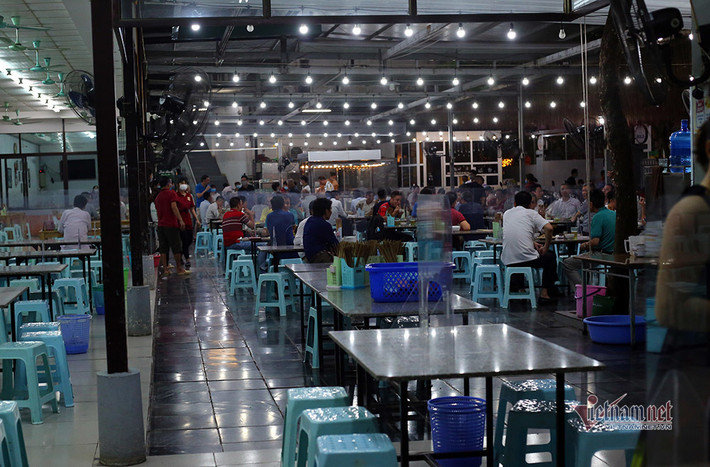 Nhưng trên địa bàn quận Hai Bà Trưng, cụ thể là phố Tăng Bạt Hổ, một số quán bia vẫn sáng đèn, lác đác có vài bàn khách vẫn được phục vụ.