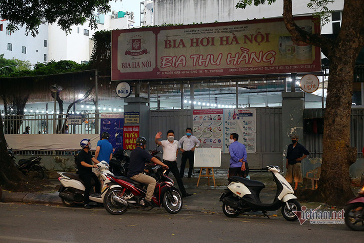 Quán bia Thu Hằng trên phố Ngô Thì Nhậm vẫn tấp nập thực khách ra vào chiều 11/5. Có điều khác biệt so với ngày thường là cho nhân viên bảo vệ đóng cổng, treo biển chỉ bán mang về.