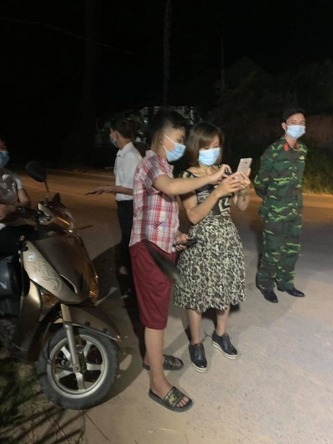 Niềm vui nhân đôi khi được kết thúc thời gian cách ly y tế. Sau khi chốt kiểm soát dịch được gỡ bỏ, rất đông người dân và những người làm nhiệm vụ tuyến đầu chống dịch đều có chung sự xúc động, vui mừng. Người dân cam kết thực hiện việc theo dõi sức khỏe hàng ngày, khai báo y tế nếu có dấu hiệu bất thường.