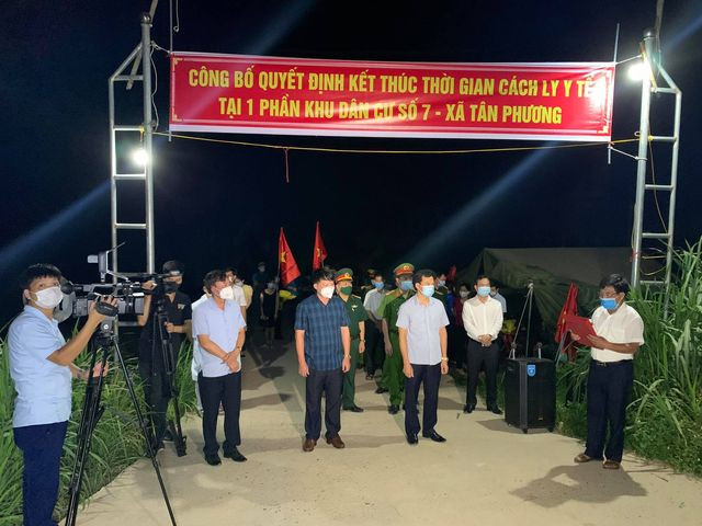 UBND huyện Thanh Thủy triển khai thành lập 4 chốt kiểm soát người và phương tiện ra vào khu 7, xã Tân Phương với gần 200 hộ gia đình sinh sống trong khu; thời gian thực hiện từ 0h ngày 8/5 đến khi có quyết định dừng hoạt động; chốt hoạt động 24/24 giờ, kể cả các ngày nghỉ.