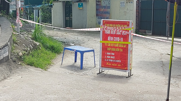 Trong đêm 7/5, rạng sáng 8/5, Tổ chức lấy mẫu xét nghiệm diện rộng đối với phụ huynh, giáo viên trường Tiểu học Hạ Long là các trường hợp có tiếp xúc gần với 2 học sinh (là con của chị P.T.H); người dân tại khu vực dân cư gần nơi gia đình chị H. sinh sống.
