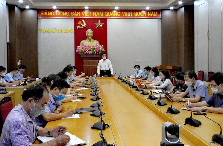 Đồng chí Vũ Văn Diện, Ủy viên BTV Tỉnh ủy, Bí thư Thành ủy Hạ Long đã chủ trì cuộc họp khẩn cấp theo hình thức trực tuyến giữa BCĐ phòng chống dịch COVID - 19 thành phố với BCĐ 33 xã, phường để chỉ đạo triển khai thực hiện các biện pháp cấp bách nhằm truy vết, khoanh vùng, thực hiện triệt để các biện pháp phòng dịch.