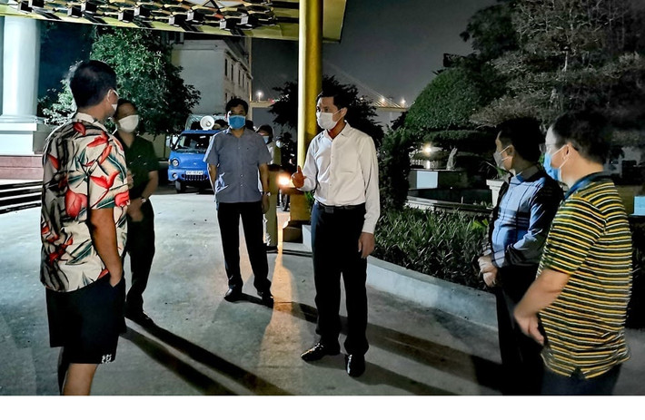 Phong tỏa tạm thời hành trình đường lên trường tiểu học Hạ Long (phường Hòn Gai), cơ sở kinh doanh karaoke KTV (phường Yết Kiêu), nơi chồng bệnh nhân Hà làm việc.