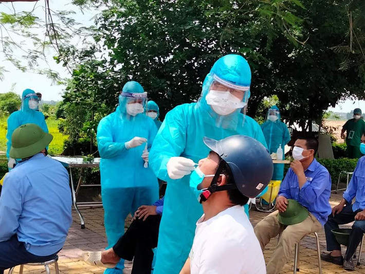 Giữa trưa nắng trong trang phục bảo hộ ngột ngạt, họ vẫn căng mình chống dịch.