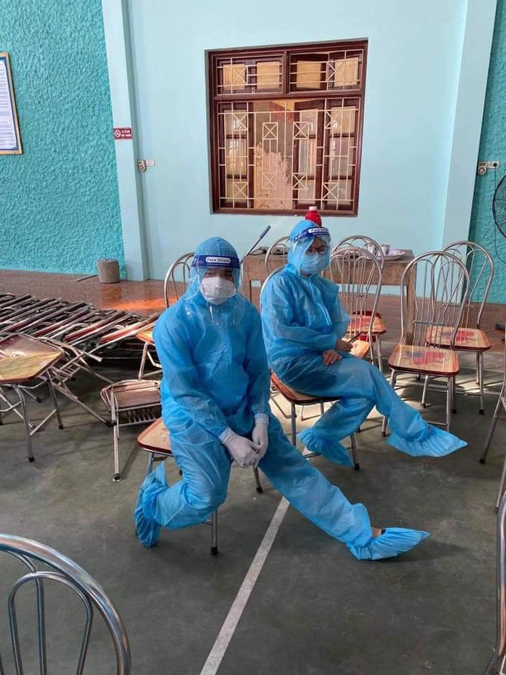 Đến nay, toàn tỉnh Bắc Giang đã cách ly y tế 92 thôn, tổ dân phố; giãn cách xã hội 28 xã, phường, thị trấn, 15 thôn, tổ dân phố; cách ly xã hội 4 huyện; giãn cách xã hội TP Bắc Giang. Bắc Giang chỉ đạo các cơ quan, đơn vị trên địa bàn thực hiện giãn cách xã hội sắp xếp, bố trí cán bộ, công chức, viên chức, người lao động làm việc luân phiên.