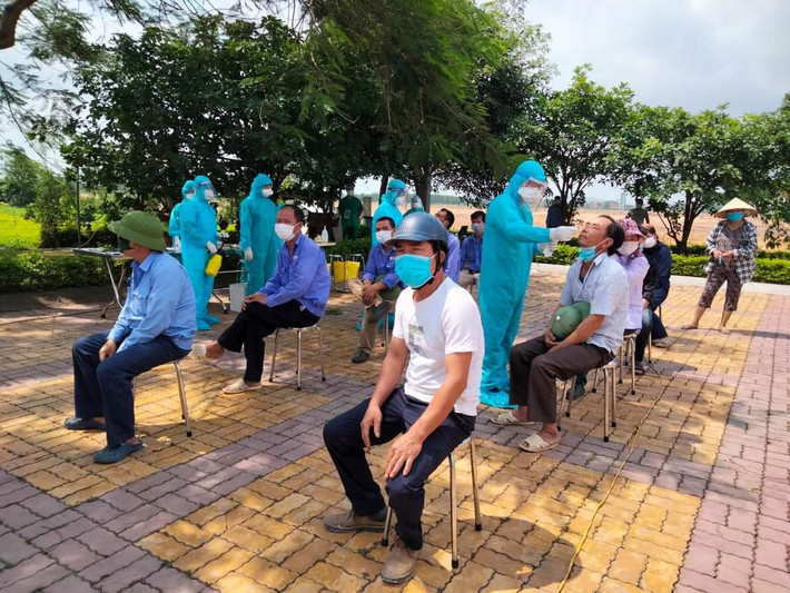 Sau 3 ngày tham gia hỗ trợ việc lấy mẫu bệnh phẩm, 200 y, bác sĩ, nhân viên y tế tình nguyện của Quảng Ninh đã lấy mẫu cho hơn 33 nghìn đối tượng là công nhân các KCN và người dân các xã Tăng Tiến, Hồng Thái của huyện Việt Yên.