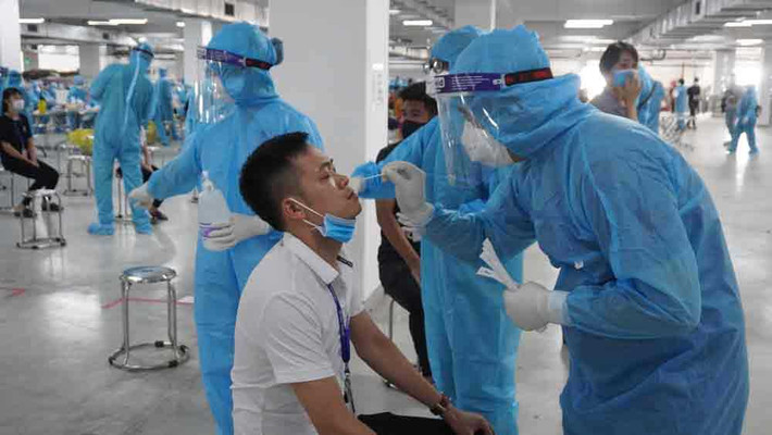 Làm việc liên tục với cường độ cao, dù giữa trưa nắng gắt, mồ hôi thấm đẫm trang phục bảo hộ, kính mắt nhoè hơi nước, hay xuyên đêm “đi từng ngõ, gõ từng nhà, rà từng đối tượng”, các y, bác sĩ, nhân viên y tế tình nguyện của Bệnh viện Việt Nam – Thuỵ Điển Uông Bí vẫn tràn đầy ý chí quyết tâm và duy trì tinh thần làm việc tập trung, nghiêm túc.