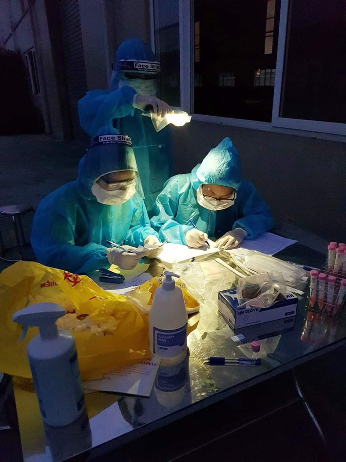 Đoàn được chia thành 10 tổ, đảm nhận các phần việc: Lấy mẫu, lưu mẫu, nhập liệu, rà soát thông tin. Mọi thông tin được ghi chép kỹ lưỡng, cẩn thận, tránh sai sót.