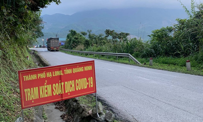 Chốt kiểm dịch tại xã Quảng La, TP Hạ Long khá căng thẳng bởi đây là địa bàn giáp ranh với tỉnh Bắc Giang. Công tác kiểm dịch phải chặt chẽ, quyết liệt để hỗ trợ công tác phòng chống dịch tại các địa phương.