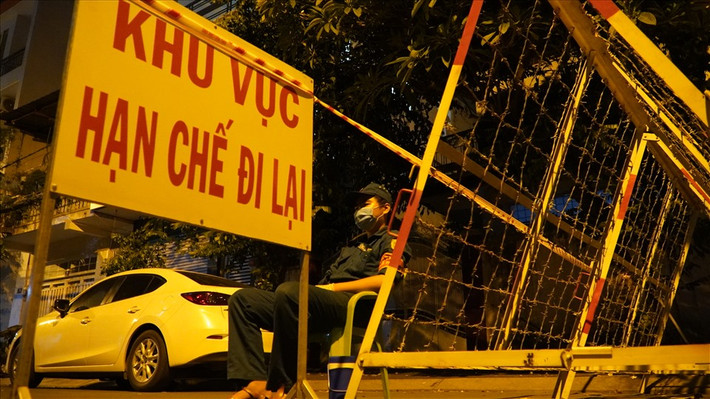 6. Căn nhà 32D Vũ Huy Tấn (phường 3, quận Bình Thạnh): Người dân khu vực cho biết tối ngày 20/5, lực lượng chức năng quận Bình Thạnh cùng các nhân viên y tế đến đây xịt khử khuẩn và cho phong tỏa khu vực. Căn nhà 2 tầng bị khoanh vùng, phong tỏa nằm tại giao lộ Vũ Huy Tấn - chung cư Miếu Nổi.