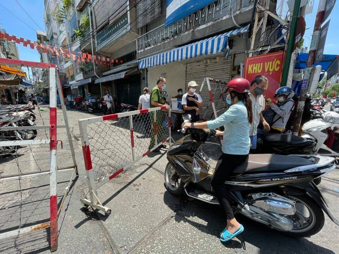2. Đường Đoàn Phú Tứ, Phường An Lạc An, Quận Bình Tân: Sáng 20/5, 72 hộ với hơn 300 nhân khẩu trên đường Đoàn Phú Tứ (P.An Lạc A, Q.Bình Tân, TP.HCM) được lực lượng chức năng phong tỏa, lấy mẫu xét nghiệm do một người sống tại đây nghi nhiễm COVID-19.