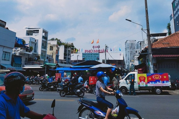 1. Chợ Phú Nhuận, Phường 17: Trưa 21/5, ông Phan Văn Thuận - Chủ tịch UBND P.17, Q.Phú Nhuận, TP.HCM cho biết cơ quan chức năng vừa tạm phong tỏa một phần chợ Phú Nhuận để điều tra dịch tễ, lấy mẫu xét nghiệm và khử khuẩn vì có ca nghi nhiễm COVID-19 từng đến.