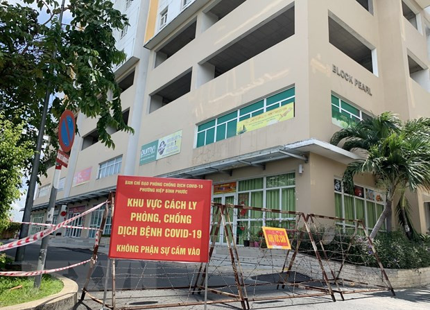 7. Toàn bộ Block A, chung cư Sunview Tow, Phường Hiệp Bình Phước, TP Thủ Đức: Sáng 18/5, tại chung cư Sunview Town (phường Hiệp Bình Phước, TP Thủ Đức), lực lượng chức năng đã giăng hàng rào chung cư này. Người dân ở đây không được ra ngoài, riêng người dân sống ở block A1 sẽ được lấy mẫu xét nghiệm COVID-19.