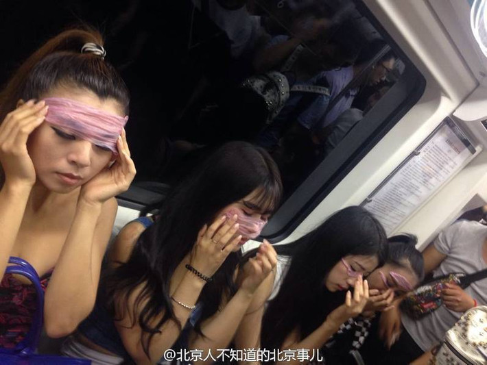 Việc những cô gái này đắp mặt nạ bao cao su đã khiến những người có mặt trên tàu điện ngầm sửng sốt. Họ chụp ảnh lại và đăng tải lên các trang mạng xã hội. Sự việc nhanh chóng trở thành tâm điểm của sự chú ý, thu hút các cư dân mạng.