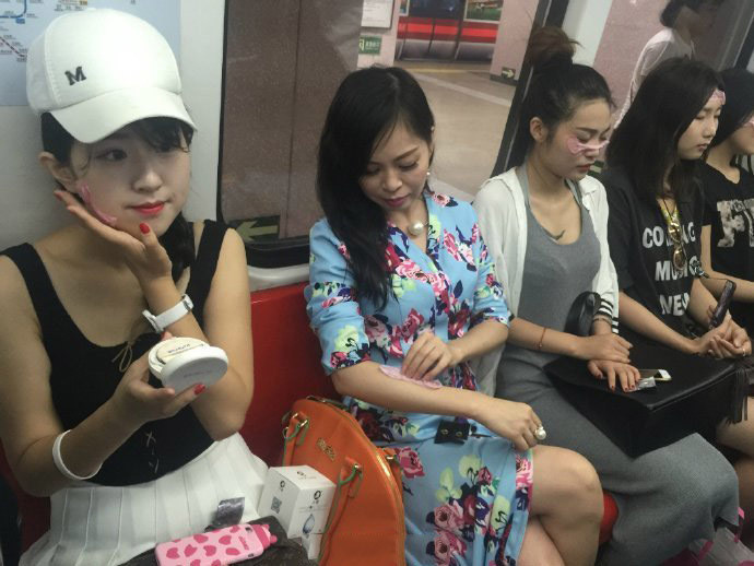 Tuy nhiên, chiêu quảng cáo này vấp phải rất nhiều ý kiến trái chiều. Có người đã gọi hành động này là “ngu ngốc”, người khác lại nói là “rẻ tiền”, và nhiều người mong công ty sẽ không bao giờ tái diễn chiêu trò này nữa.