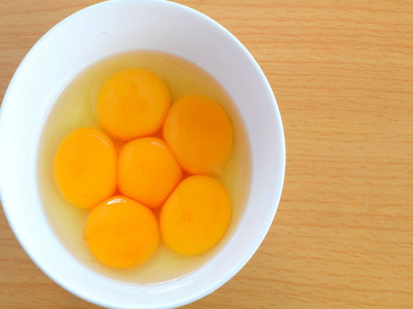 Sau khi vỏ trứng hòa tan hoàn toàn, dùng đũa đâm thủng màng trứng còn lại và gắp ra. Sau khi khuấy thật đều lòng trắng và lòng đỏ trứng, sẽ có trứng giấm nguyên chất, đặt trong tủ lạnh để bảo quản.