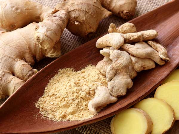 Gừng. Gừng giúp hỗ trợ các vấn đề tiêu hóa, hạ huyết áp và tăng cường hệ miễn dịch. Nó được biết đến và sử dụng trên toàn thế giới bởi dược tính của nó. Vì vậy, thêm gừng trong chế độ ăn uống giúp tăng miễn dịch và chống lại các mầm gây bệnh.