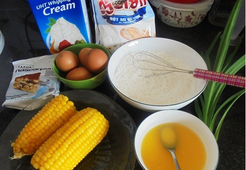 Nguyên liệu cần thiết để làm kem ngô gồm: 4 bắp ngô; 800ml sữa tươi; 100g đường; 3 lòng đỏ trứng; 5ml vani.