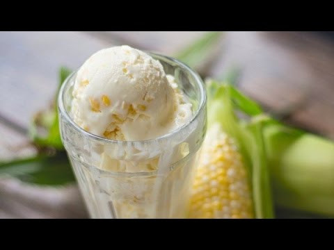 Lọc bã ngô ra khỏi hỗn hợp đã đun, sau đó đổ hỗn hợp vào khuôn và để ngăn đá tủ lạnh. Cứ sau khoảng 2-3h các bạn lại bỏ hỗn hợp kem ra đảo đều để tránh cho kem bị đá dăm. Chúc các bạn ngon miệng.