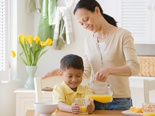 Mỗi ngày nhu cầu nước cho mỗi người khoảng 8-10 ly nước (bao gồm cả các loại nước khác). Bình thường nhu cầu nước khoảng 1,0 lít/ngày thì ngày hè nhu cầu nước có thể tăng thêm, khoảng 1,5 đến gần 2,0 lít/ngày. Lưu ý khi uống nước cần uống chậm rãi, từ từ từng ngụm một. Uống chậm có tác dụng “đánh thức” bộ máy tiêu hoá chuẩn bị làm việc và tránh khả năng bị chướng bụng, đầy hơi.