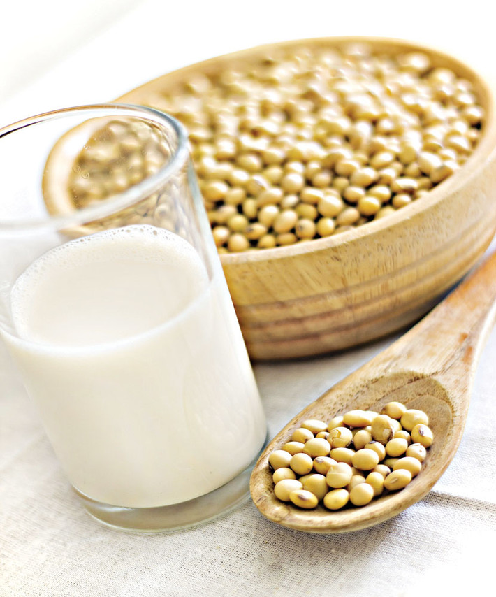Tuy nhiên, nhìn trên nhãn thực phẩm thấy những dòng chữ như “đậu nành” hay ”protein đậu nành” không đồng nghĩa với việc thực phẩm đó thực sự tốt. Những loại bột protein cũng như những sản phẩm từ đậu nành đã được chế biến có thành phần cô đặc hơn là đậu nành tự nhiên, và chúng có thể ảnh hưởng xấu đến sức khỏe của những phụ nữ đang gặp phải các vấn đề về tuyến giáp hay có tiền sử mắc ung thư vú.