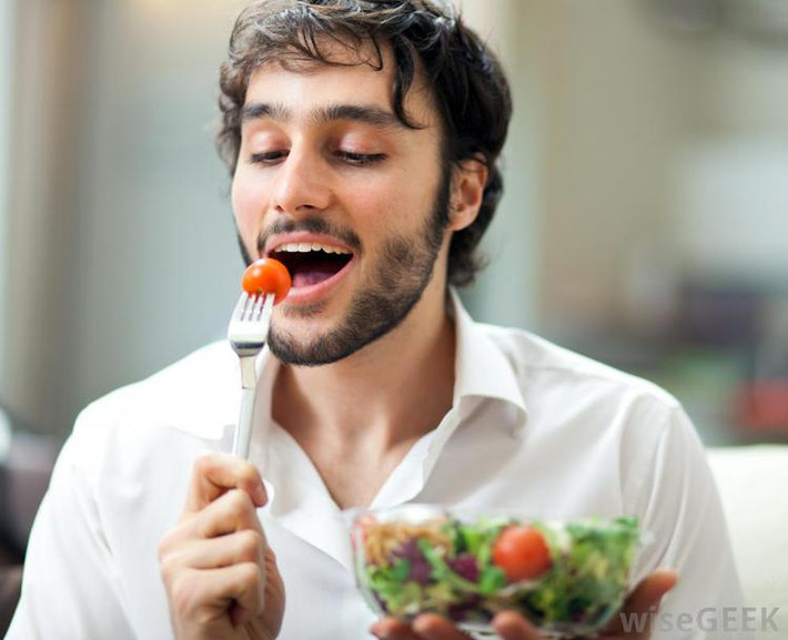 Trong khi ăn, bạn nên ăn chậm để tránh đầy hơi và khó tiêu. Ảnh: thehealthsite.