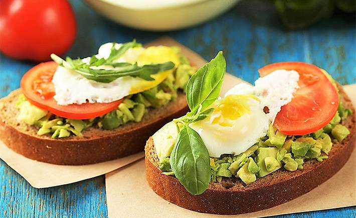 Các nghiên cứu cho thấy một bữa sáng giàu protein có thể hỗ trợ giảm cân bằng cách giảm cảm giác thèm ăn. Ảnh: keepfitkingdom.