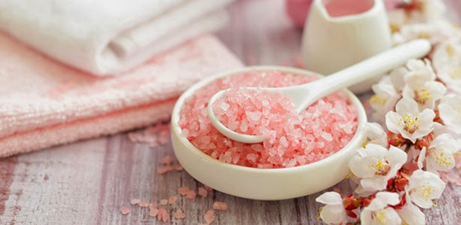 Bạn chỉ cần rang nóng muối hồng Himalaya, cho vào túi vải rồi chườm quanh hai tai sẽ thấy hiệu quả tức thì. Ảnh: thanhnien.