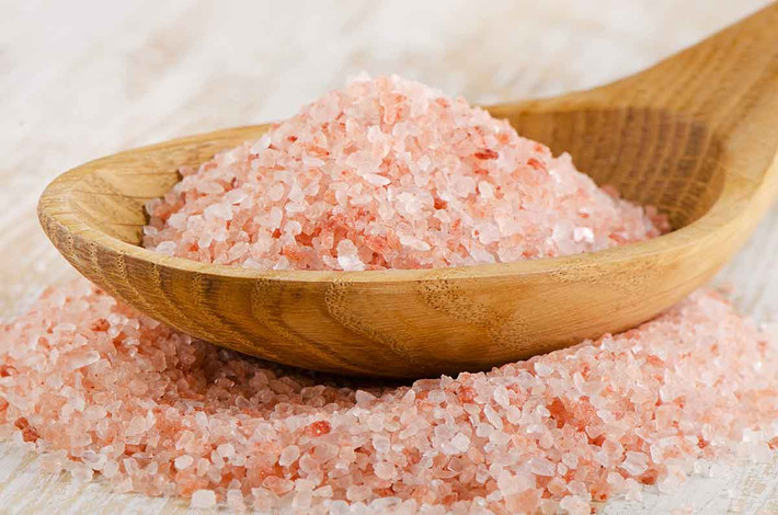 Muối hồng Himalaya còn có tác dụng kháng viêm, vì vậy bạn có thể sử dụng nó để làm sạch khoang mũi của mình. Ảnh: vietnamplus.