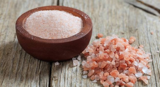 Muối hồng Himalaya là muối màu hồng được chiết xuất từ mỏ muối Khewra, nằm gần dãy Himalaya ở Pakistan. Muối được khai thác bằng tay và được cho là tự nhiên hơn nhiều so với muối ăn thông thường. Ảnh: healthplus.