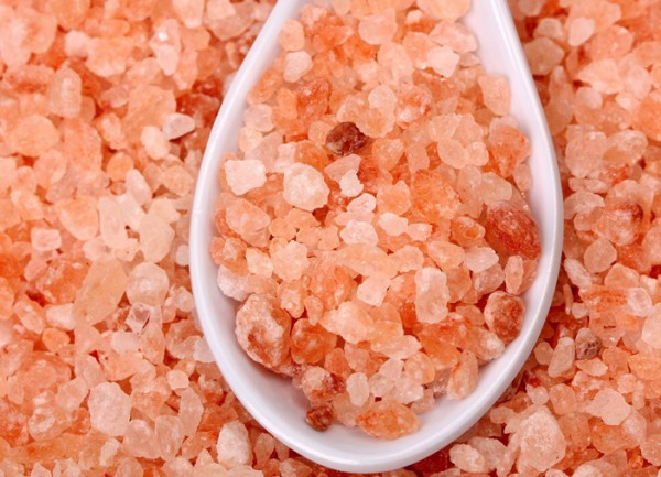 Không những vậy, việc ngâm mình trong bồn nước pha muối hồng Himalaya còn giúp cơ thể giải độc mạnh mẽ, cho bạn cảm giác tươi mới và tràn đầy sinh lực. Ảnh: dkn.