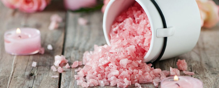 Muối hồng Himalaya còn hoạt động như một máy lọc không khí tự nhiên bằng cách hút độ ẩm từ môi trường xung quanh. Ảnh: phapluatxahoi.