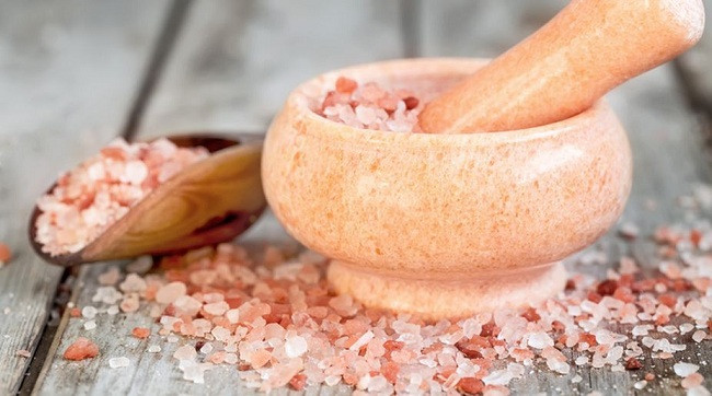 Khi bị stress, bạn có thể ngâm mình trong nước ấm có chút muối hồng Himalaya sẽ giúp thả lỏng cơ bắp, thư giãn tinh thần. Ảnh: muoihongsuckhoe.