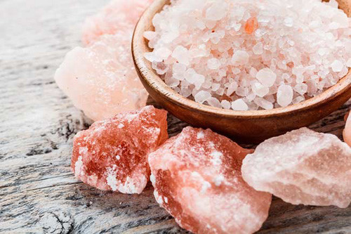 Một trong những công dụng của muối hồng Himalaya là chữa ù tai rất hiệu quả. Ảnh: thanhnien.