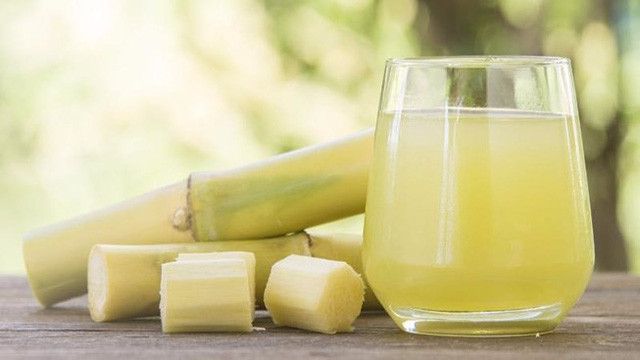 Nước mía - thứ nước uống giải khát phổ biến ngày hè - cũng rất hữu hiệu trong việc phòng chống say nắng. Ảnh: mediacdn.