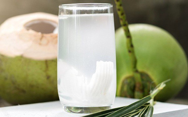 Nếu không thích nước mía, bạn có thể thay thế bằng nước dừa. Ảnh: mediacdn.