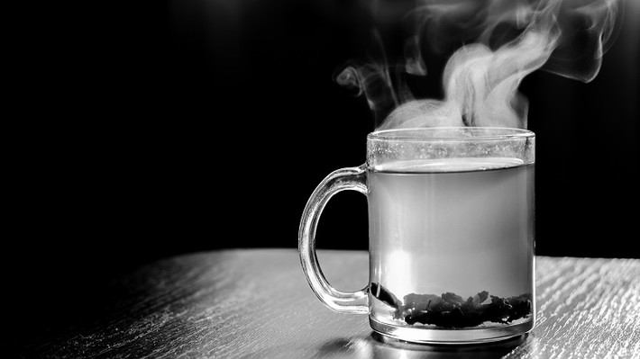 Uống nước nóng còn giúp các cơ quan tuần hoàn của bạn mở rộng và mang máu đi khắp cơ thể, từ đó cải thiện lưu thông máu. Ảnh: stylesatlife.