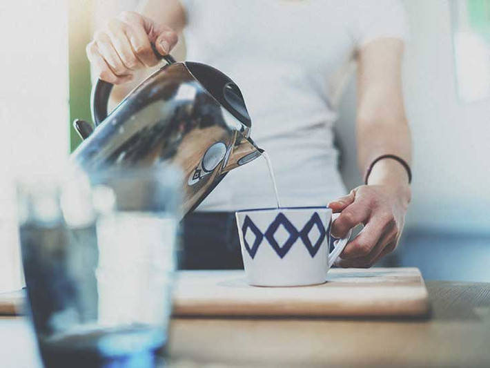 Uống nước nóng còn có tác dụng hỗ trợ quá trình tiêu hóa thức ăn của bạn. Ảnh: healthline.