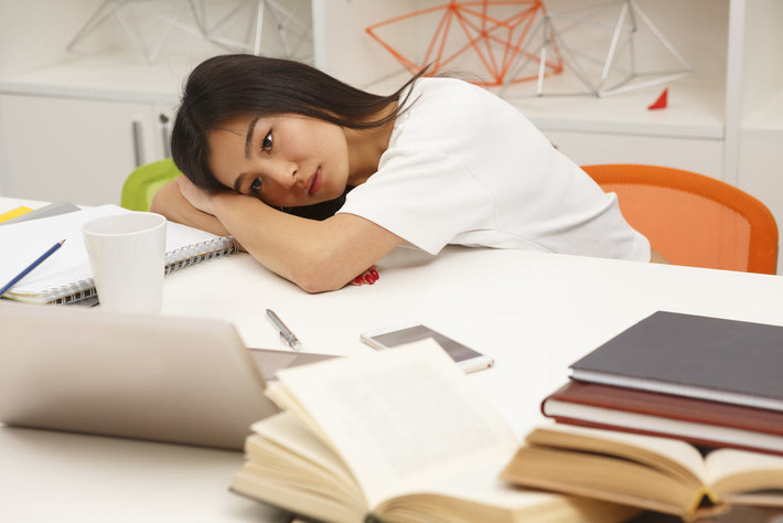 Các dấu hiệu thiếu máu do thiếu sắt bao gồm xanh xao, mệt mỏi, khó thở khi tập thể dục, da và tóc khô, đau đầu và móng tay hình thìa. Ảnh: alobacsi.