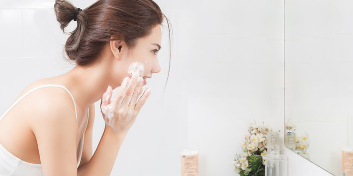 Bạn nên sử dụng thêm một loại toner không chứa cồn để giúp lỗ chân lông của bạn trông nhỏ hơn, từ đó có thể làm giảm sản xuất dầu trên da bạn. Ảnh: nbcnews.