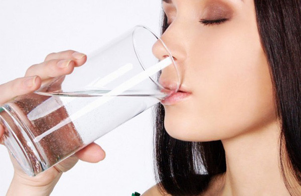 Khi da bị khô, các tuyến nhờn sẽ sản xuất nhiều dầu hơn. Do đó, giữ cho làn da ngậm nước bằng cách uống nhiều nước cũng có thể chống lại việc sản xuất bã nhờn dư thừa. Ảnh: poliva.