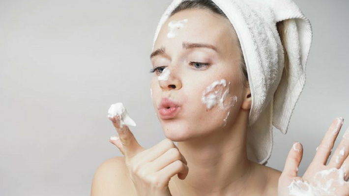 Bạn nên sử dụng xà phòng loại dịu nhẹ với làn da, tránh các loại xà phòng chứa các thành phần và hương liệu mạnh có thể làm khô da của bạn, gây ra việc sản xuất quá nhiều bã nhờn. Ảnh: cloudfront.