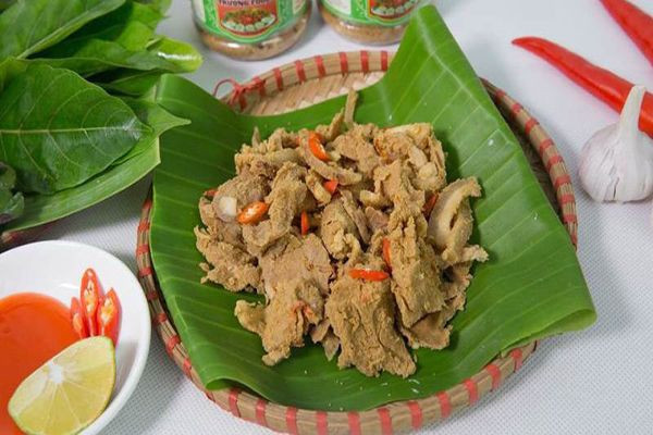 Chịn xồm là đặc sản hấp dẫn ở Con Cuông, Nghệ An. Món ăn này là sự kết hợp tinh tế của lá cây rừng, gia vị và thịt lợn tươi. Ảnh: nghetinh.