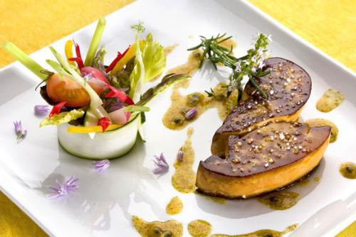 Đặc biệt, chỉ có những con ngỗng đực mới được sử dụng cho món gan ngỗng béo, vì vậy những con cái bị giết một cách vô nhân đạo để được chế biến thành thức ăn cho mèo. Ảnh: cooky.