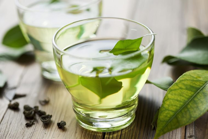 Trà xanh có thể bảo vệ da khỏi tác hại của tia UV và giảm thiểu sự xuất hiện của các nếp nhăn. Một tách trà xanh hàng ngày cũng có thể giúp bạn giảm thêm vài cân, từ đó làm vẻ ngoài của bạn thêm trẻ trung hơn. Ảnh: rd.